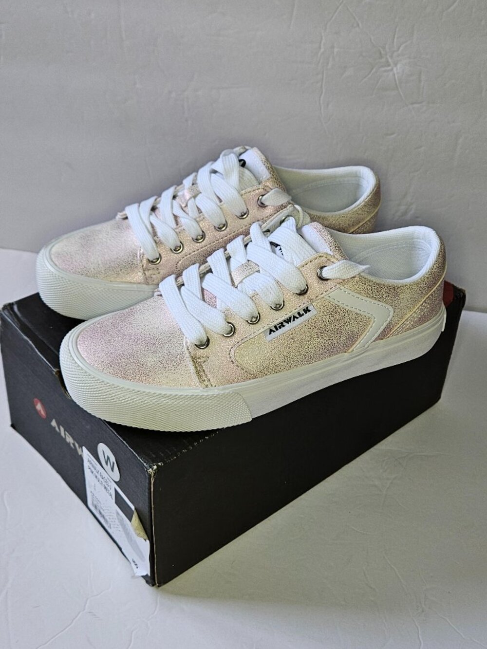 Airwalk Women's Iridescent Pink White Low-Top Sneakers Size 6